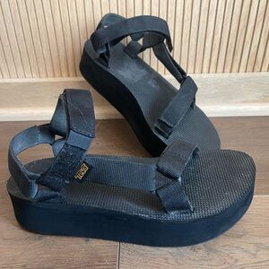 Teva Womens Flatform Universal Sandal black 8